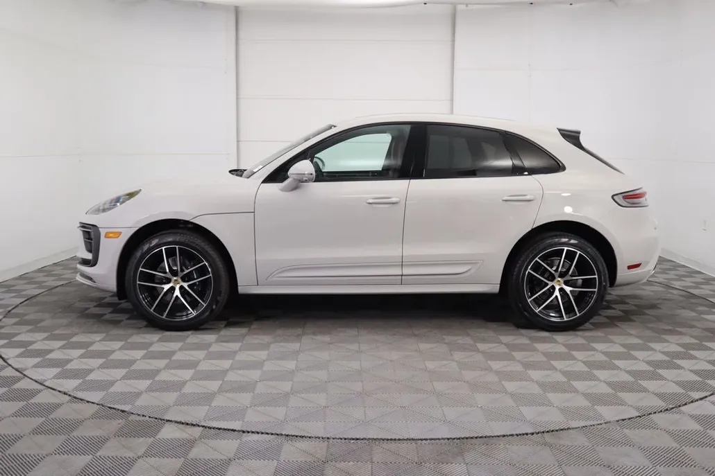 2025 Porsche Macan Base photo 1