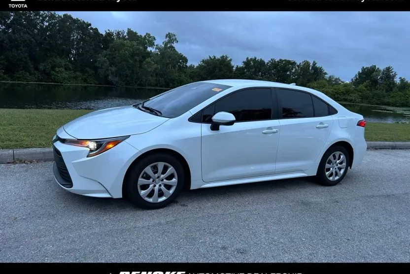 2025 Toyota Corolla LE photo 1