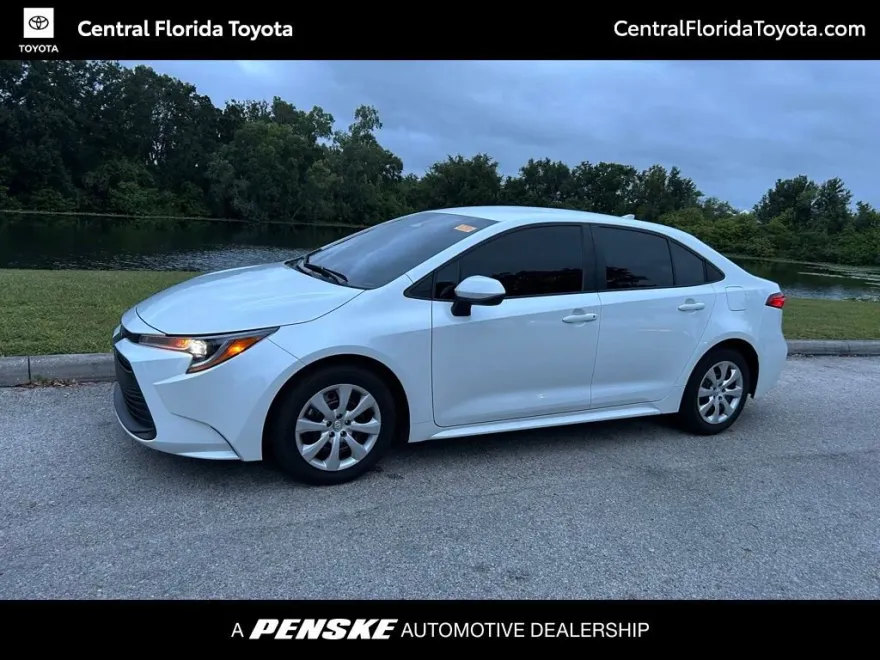 2025 Toyota Corolla LE photo 1