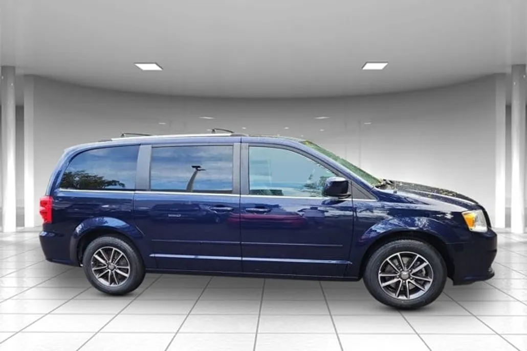 2017 Dodge Grand Caravan SXT photo 1