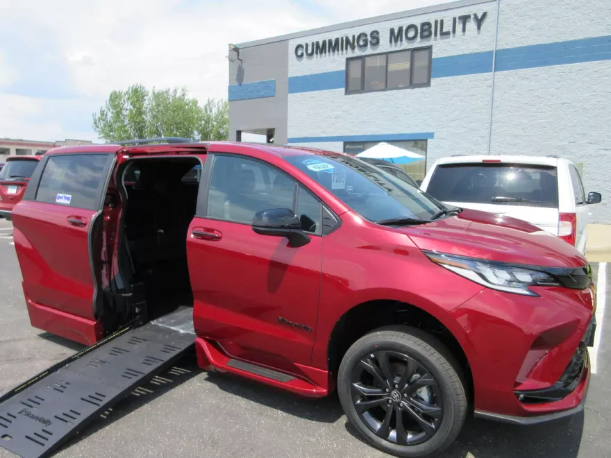 2025 Toyota Sienna XSE photo 1
