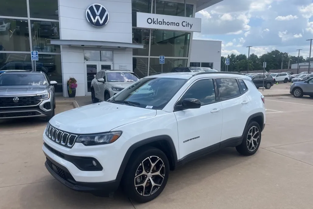 2024 Jeep Compass Latitude photo 1