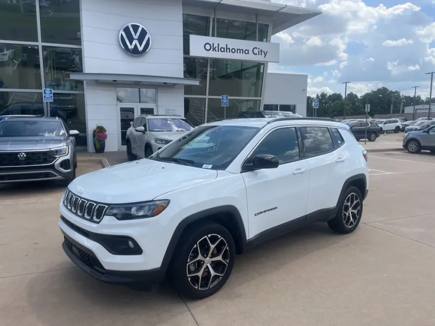 2024 Jeep Compass Latitude photo 1