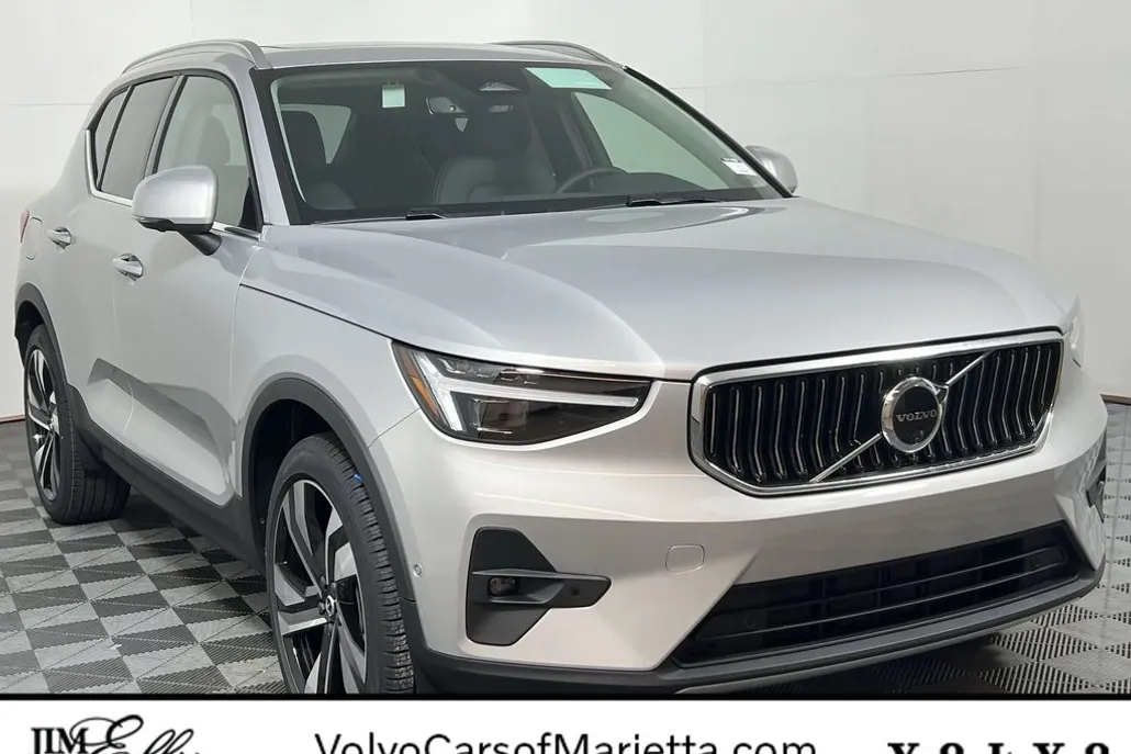 2025 Volvo XC40 photo 1
