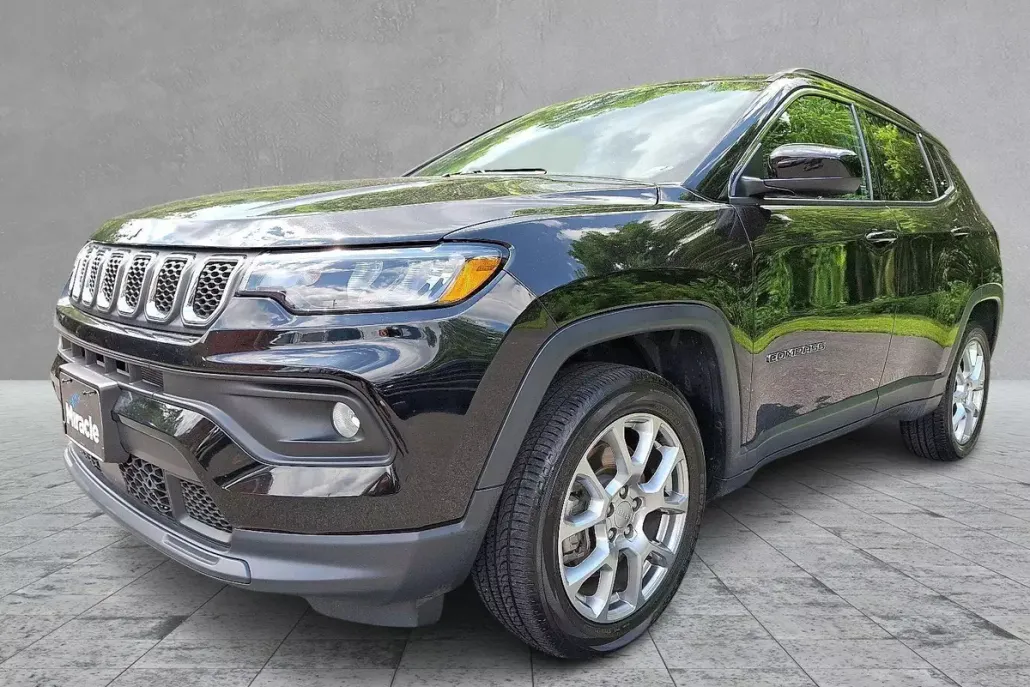 2023 Jeep Compass Latitude Lux photo 1