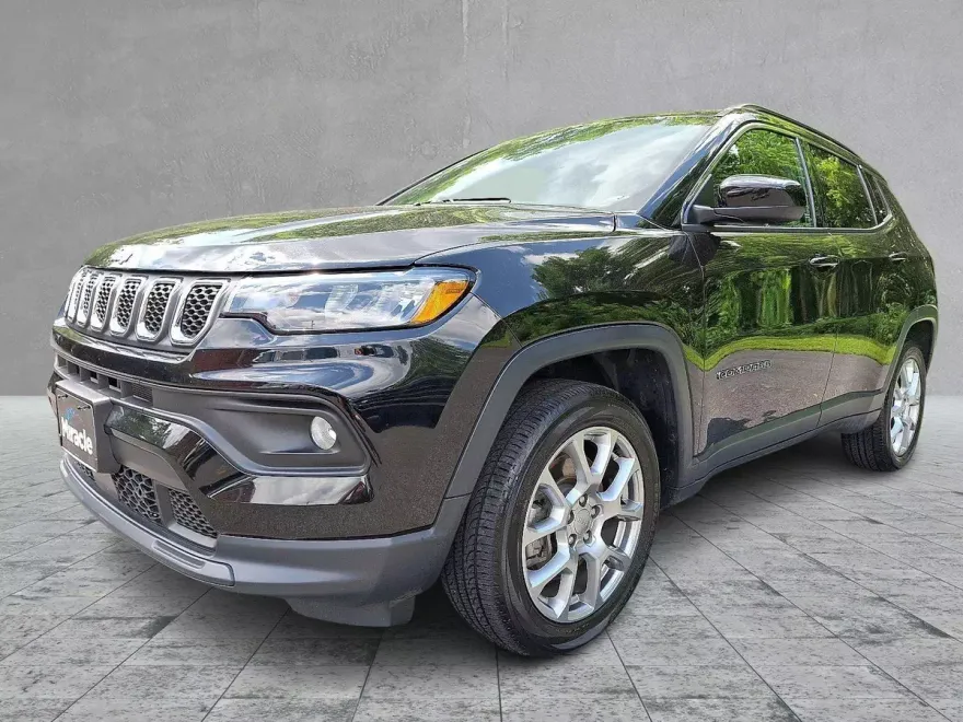 2023 Jeep Compass Latitude Lux photo 1