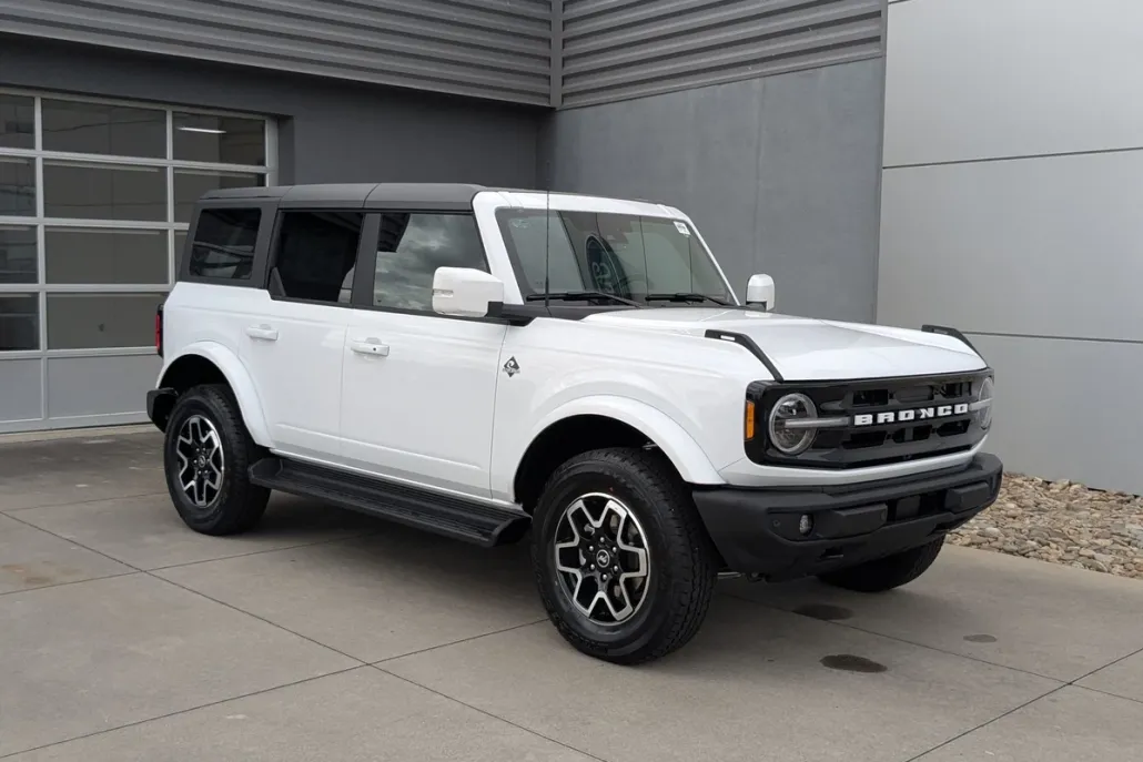 2025 Ford Bronco Outer Banks photo 1