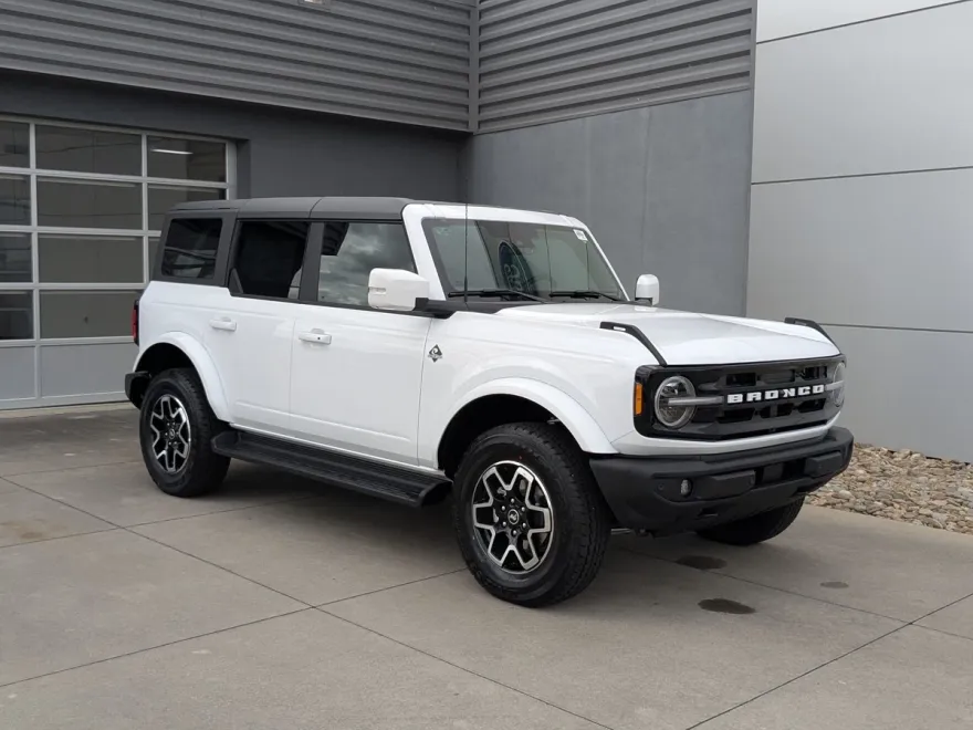 2025 Ford Bronco Outer Banks photo 1