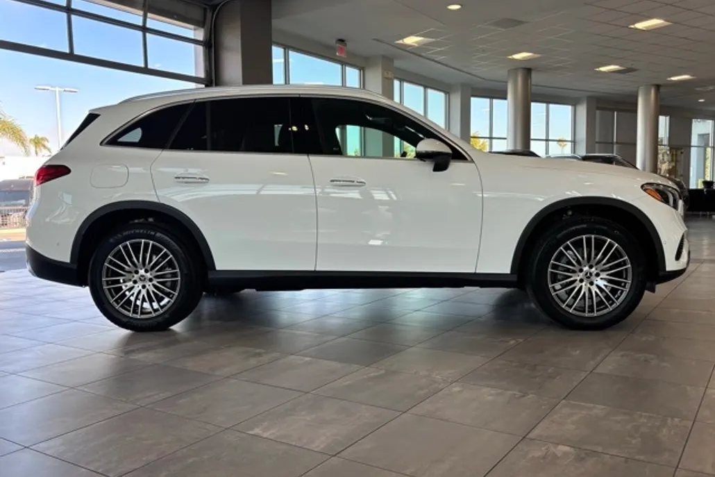 2025 Mercedes Benz GLC 300 photo 1