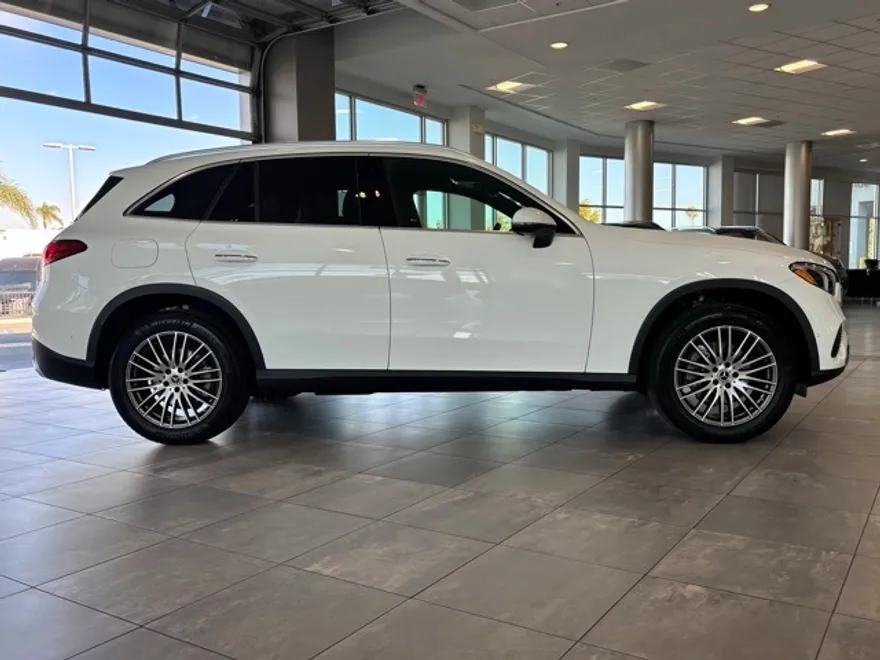 2025 Mercedes Benz GLC 300 photo 1