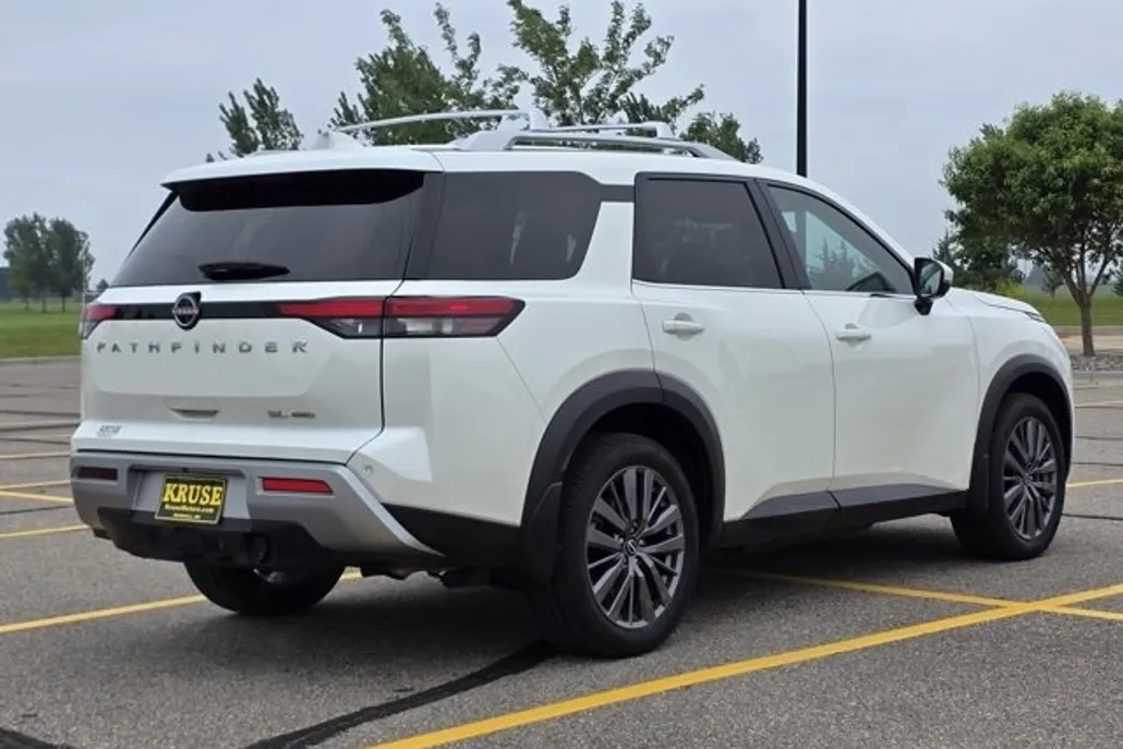 2022 Nissan Pathfinder SL photo 1