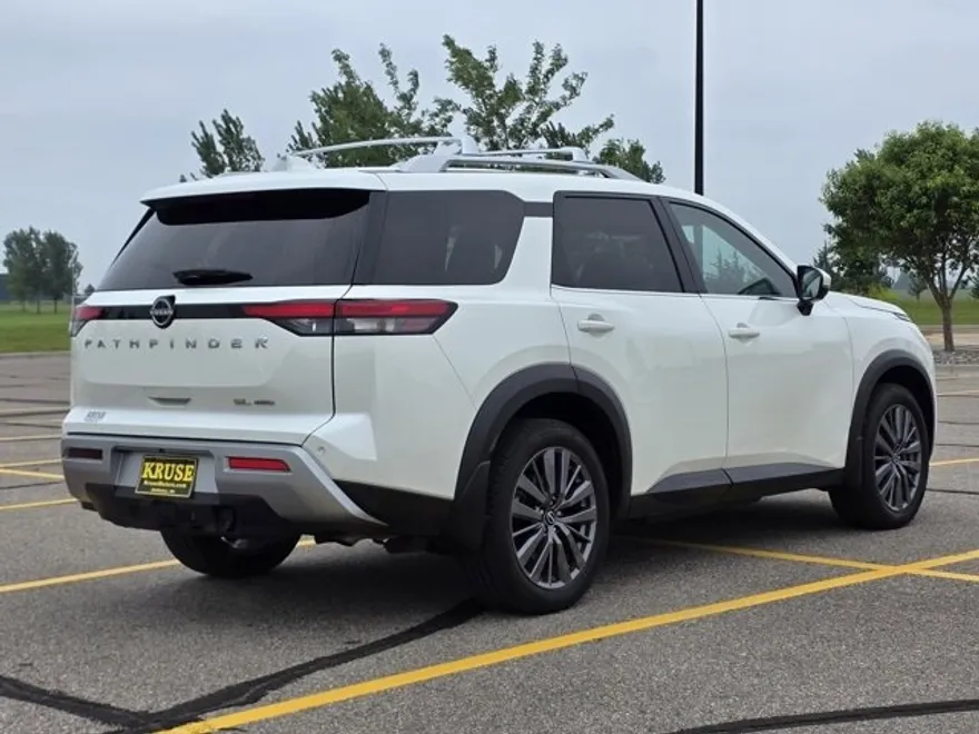 2022 Nissan Pathfinder SL photo 1