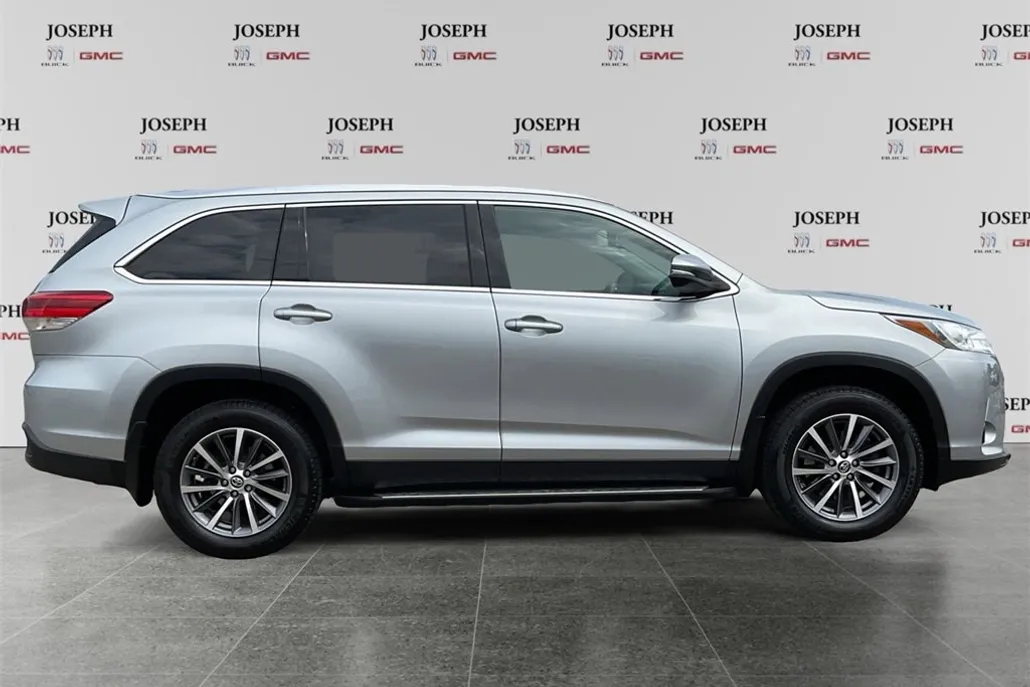 2019 Toyota Highlander SE photo 1