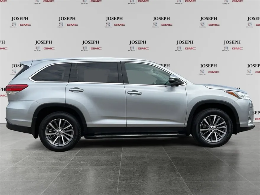 2019 Toyota Highlander SE photo 1