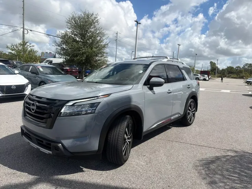 2024 Nissan Pathfinder Platinum photo 1