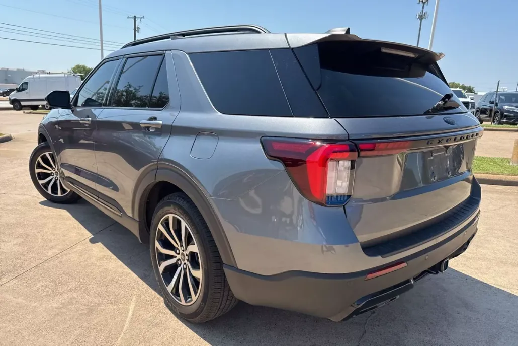 2025 Ford Explorer ST-Line photo 1