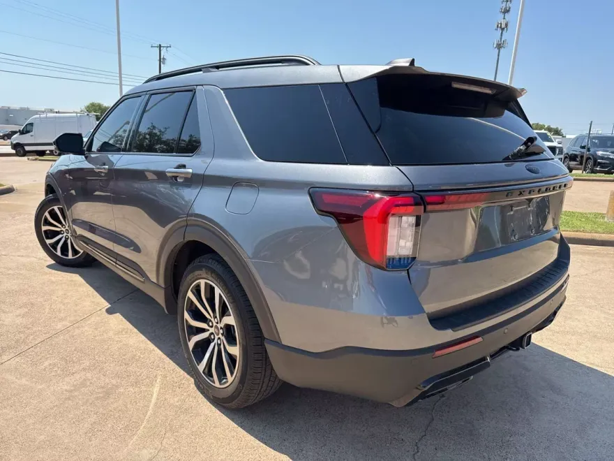 2025 Ford Explorer ST-Line photo 1