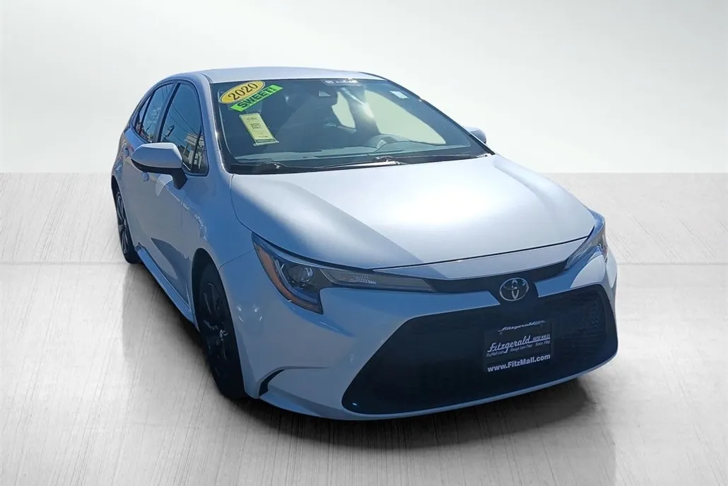 2020 Toyota Corolla LE photo 1