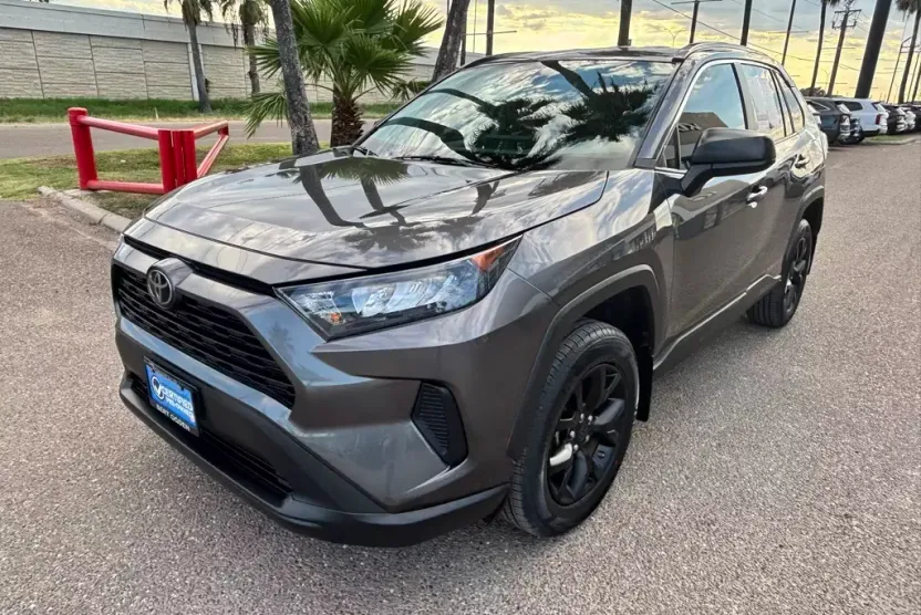 2021 Toyota RAV4 LE photo 1