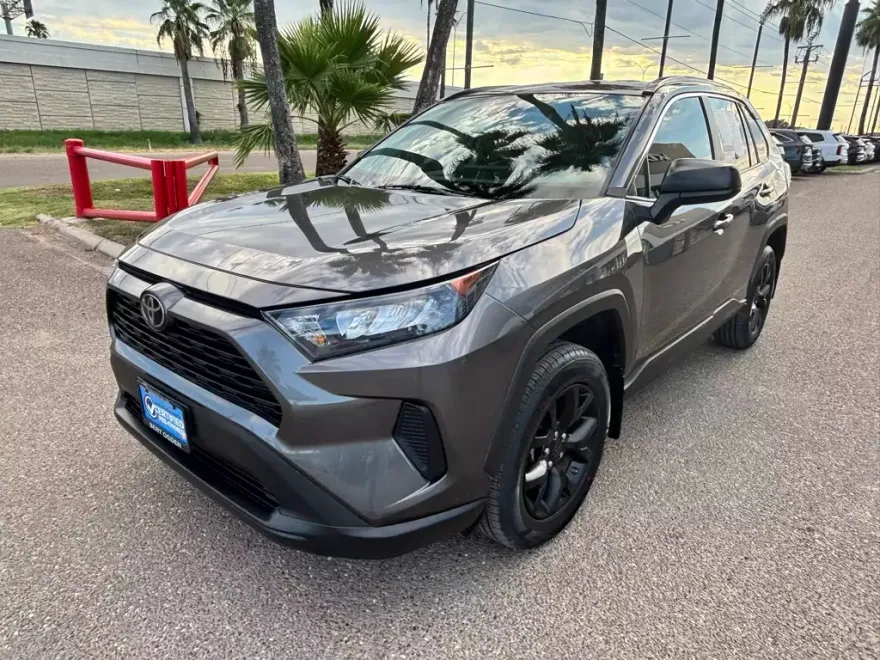 2021 Toyota RAV4 LE photo 1