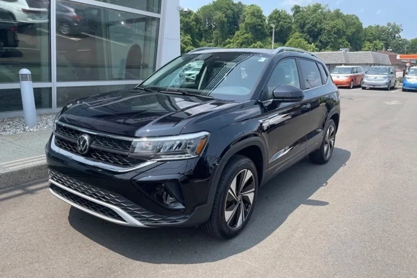 2024 Volkswagen Taos SE photo 1