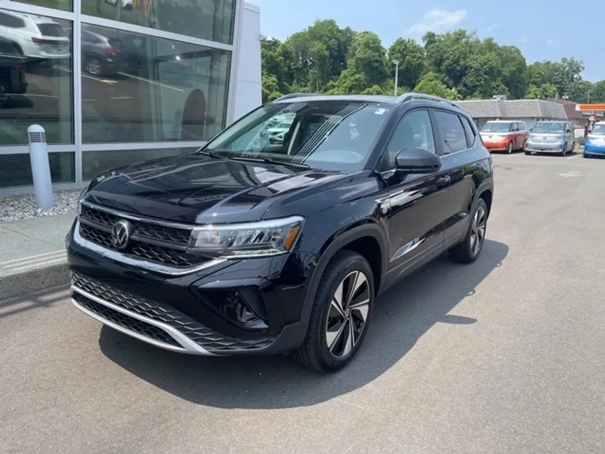 2024 Volkswagen Taos SE photo 1