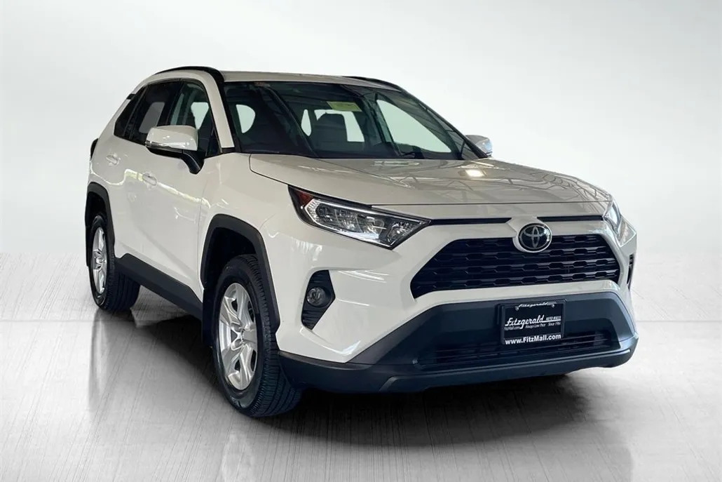 2020 Toyota RAV4 XLE photo 1
