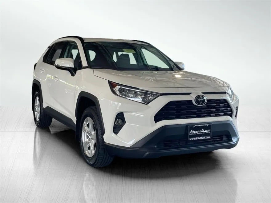 2020 Toyota RAV4 XLE photo 1