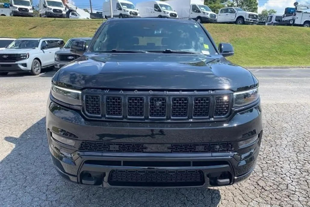 2023 Jeep Grand Wagoneer III photo 1