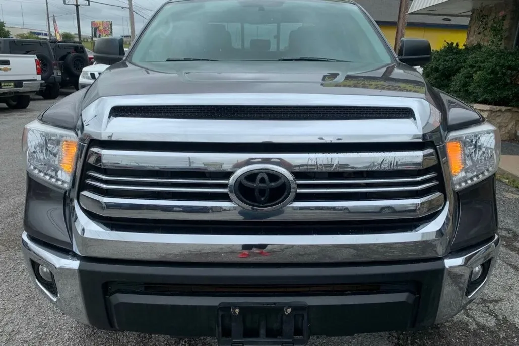 2016 Toyota Tundra SR5 CrewMax photo 1