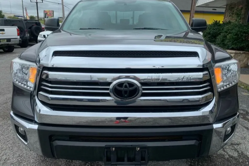 2016 Toyota Tundra SR5 CrewMax photo 1