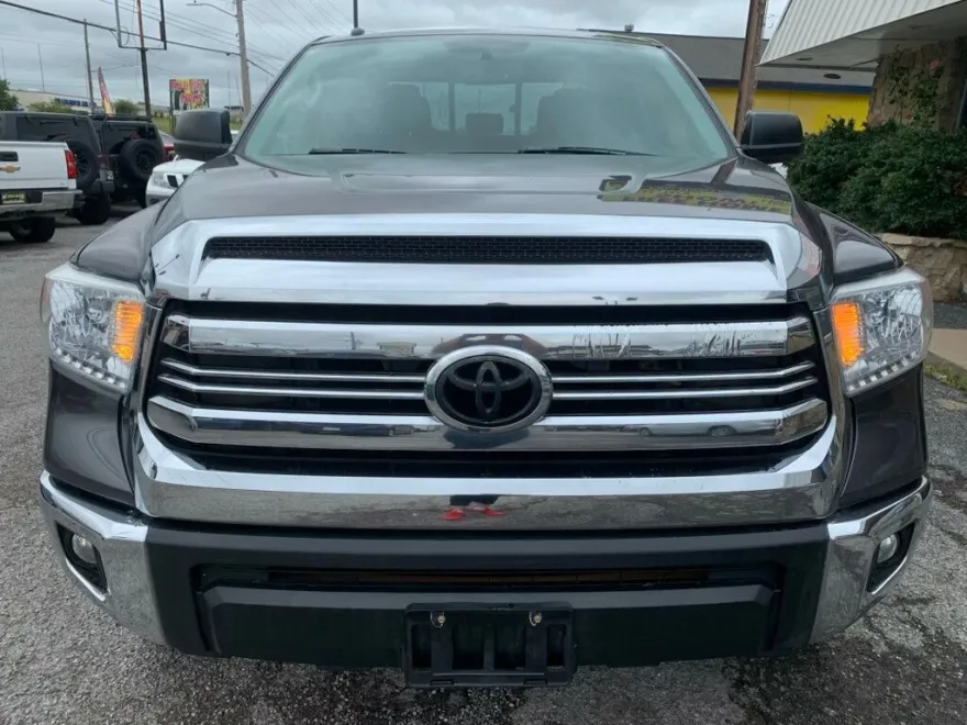 2016 Toyota Tundra SR5 CrewMax photo 1
