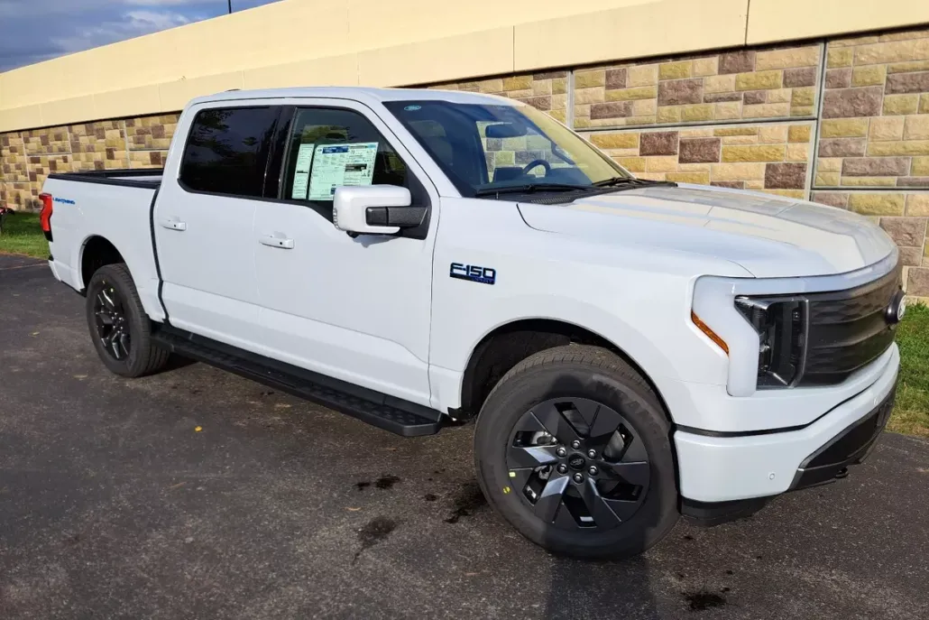 2025 Ford F-150 Lightning Lariat photo 1