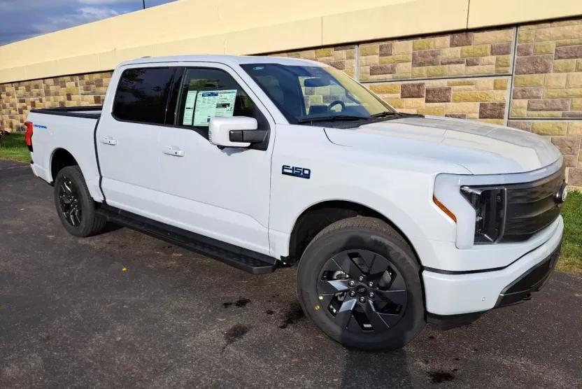 2025 Ford F-150 Lightning Lariat photo 1