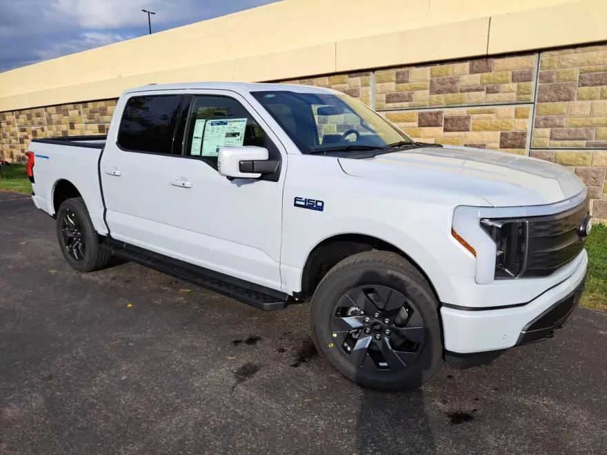 2025 Ford F-150 Lightning Lariat photo 1