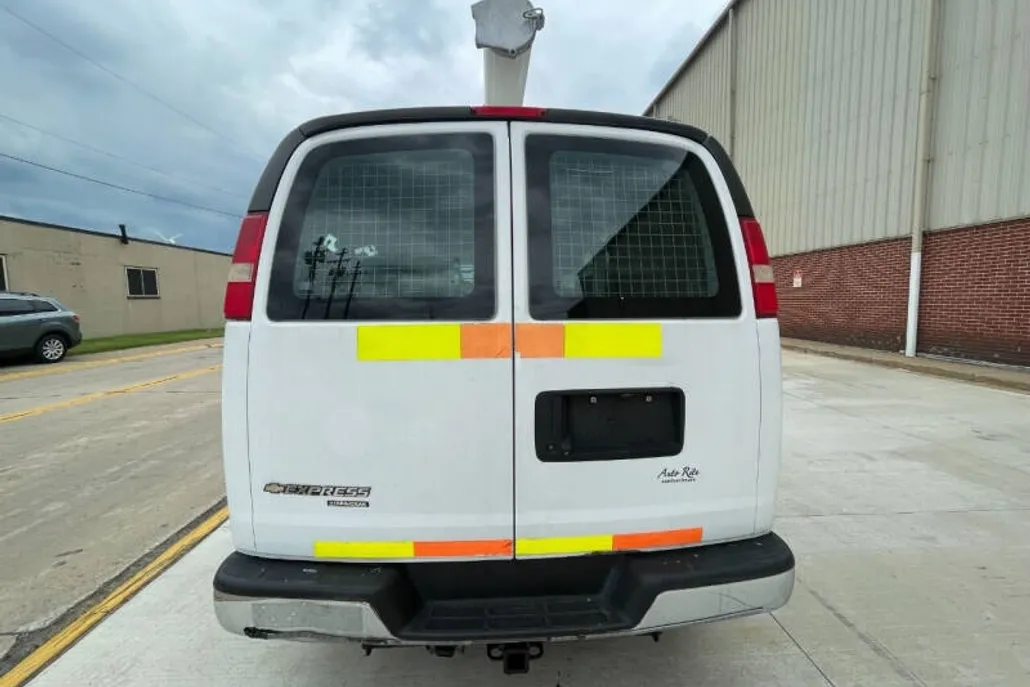 2015 Chevrolet Express 2500 Cargo Van photo 1