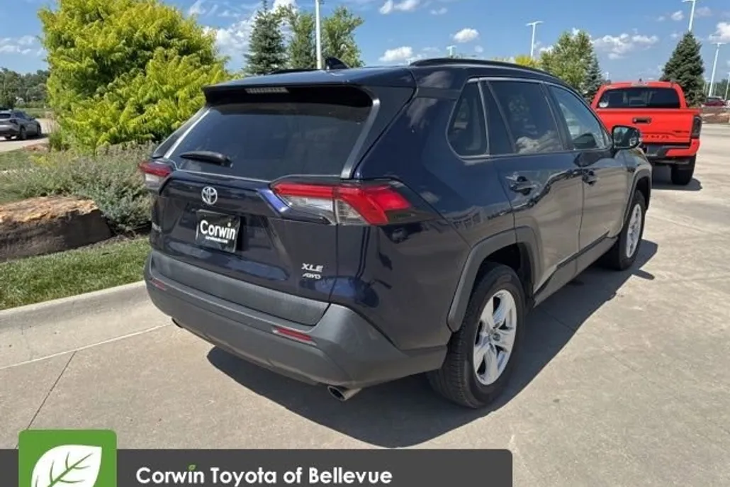 2019 Toyota RAV4 XLE photo 1