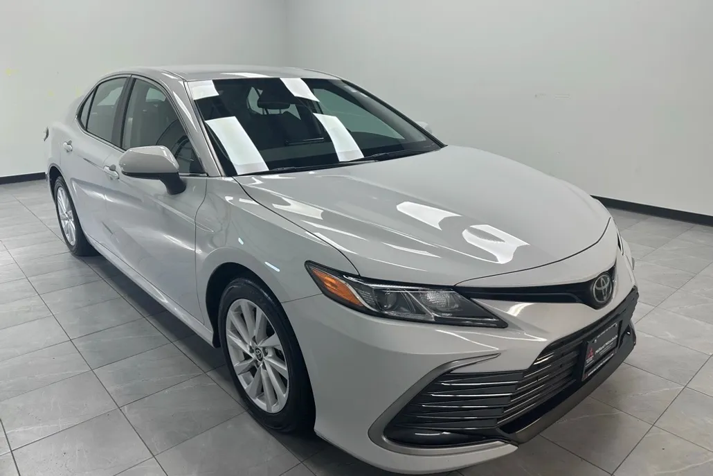 2022 Toyota Camry LE photo 1