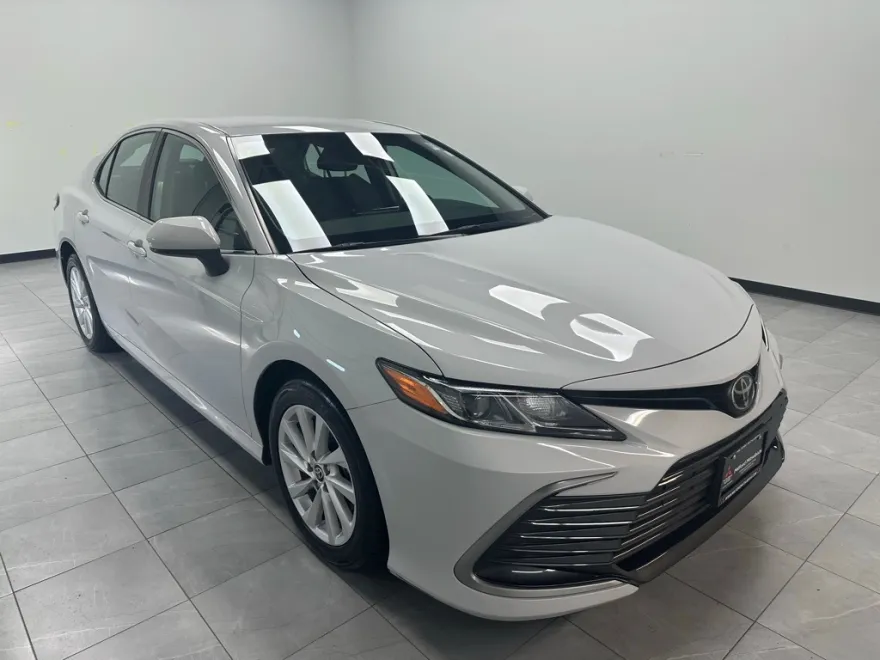 2022 Toyota Camry LE photo 1