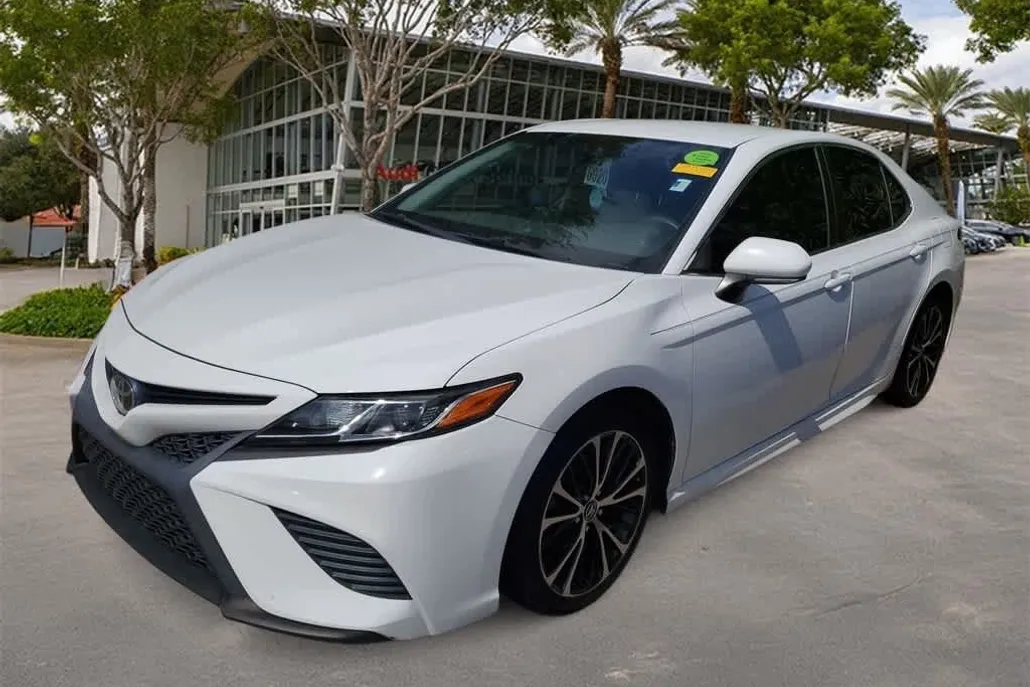 2018 Toyota Camry L photo 1