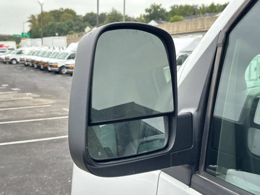 2025 Chevrolet Express Cutaway 3500 photo 1
