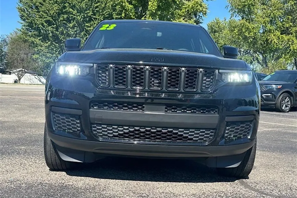 2023 Jeep Grand Cherokee Altitude photo 1