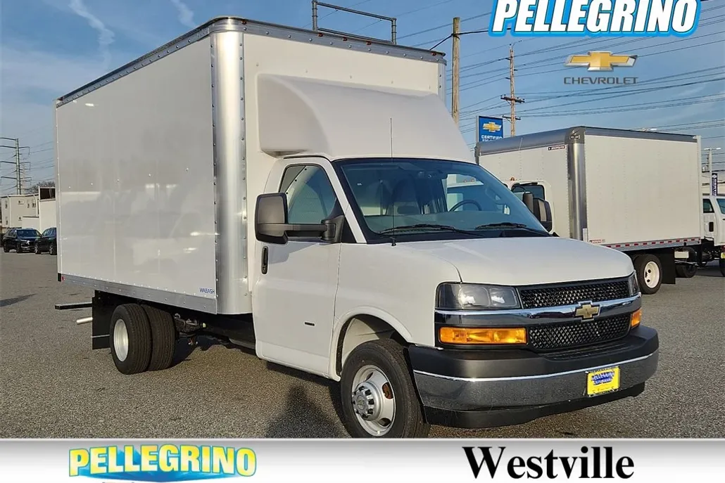 2023 Chevrolet Express Cutaway 3500 photo 1
