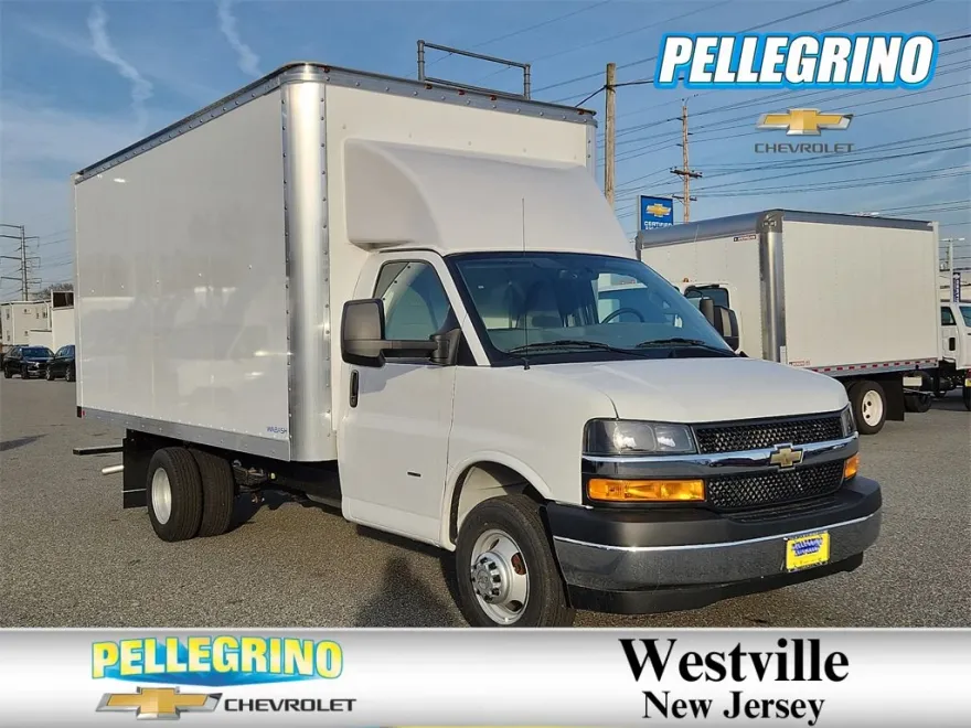 2023 Chevrolet Express Cutaway 3500 photo 1