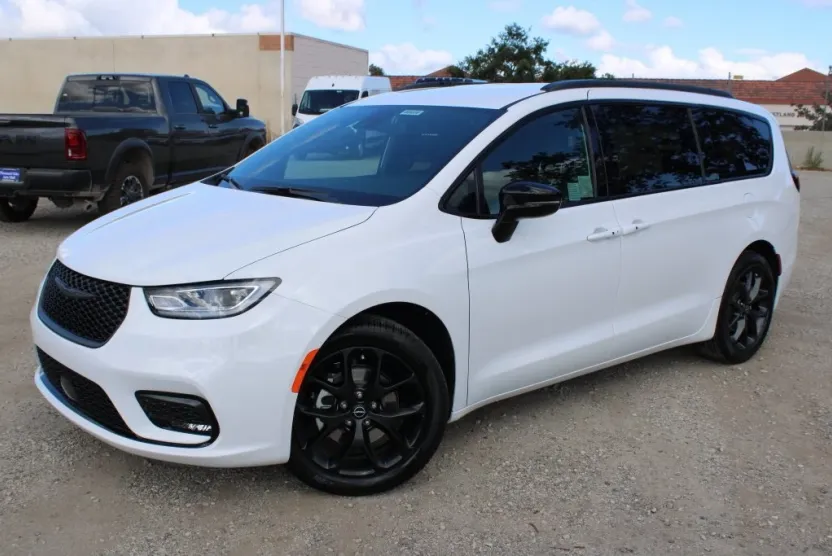 2026 Chrysler Pacifica photo 1