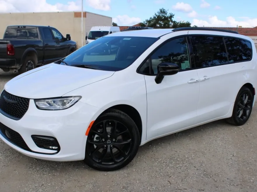 2026 Chrysler Pacifica photo 1