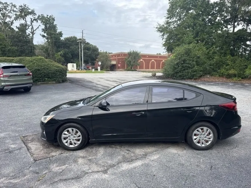 2019 Hyundai Elantra SE photo 1