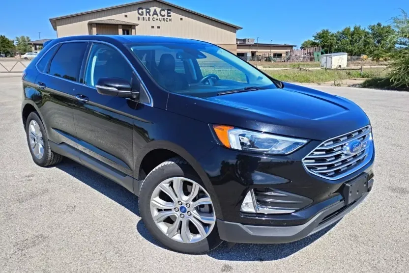2022 Ford Edge Titanium photo 1
