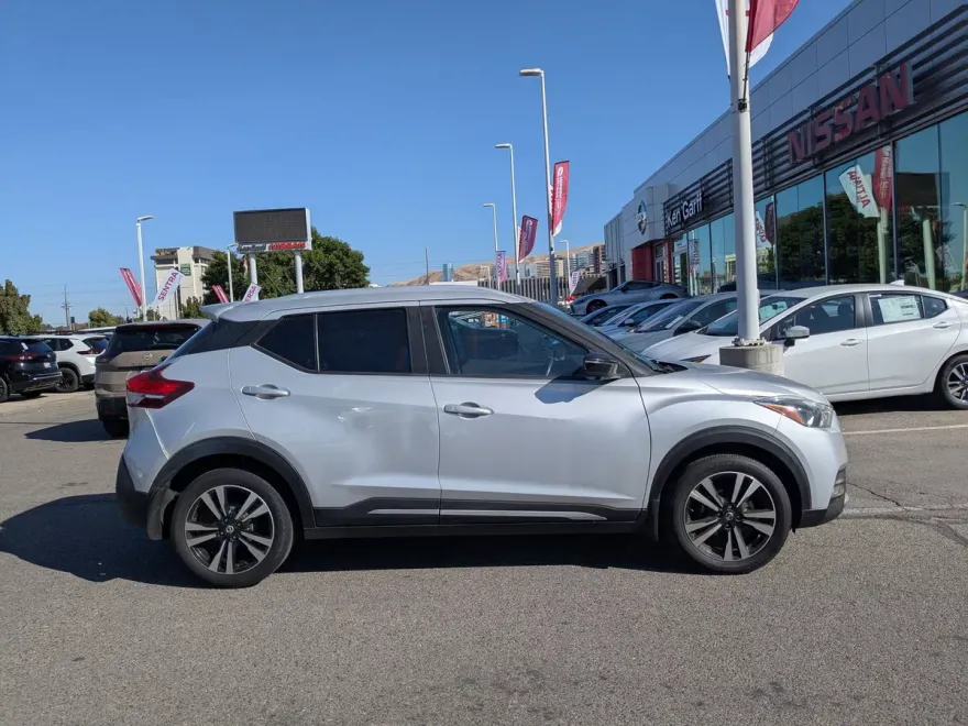 2018 Nissan Kicks SR photo 1