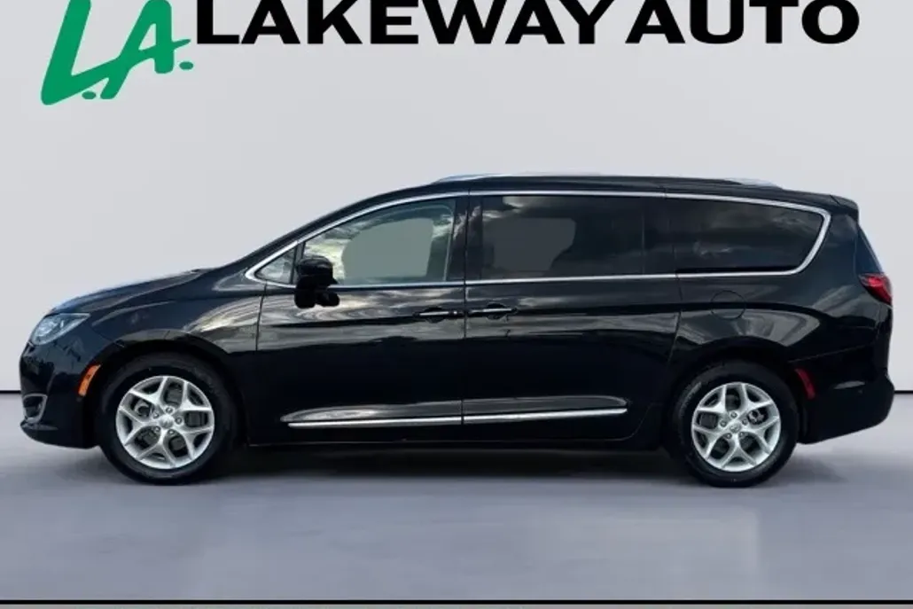 2017 Chrysler Pacifica Touring Plus photo 1